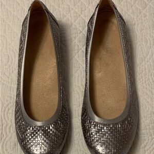 Vionic Anita Leather Slip on Flat in Silver Geo Leather